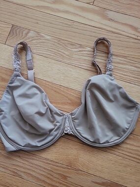Worn once NATORI Bra 70F